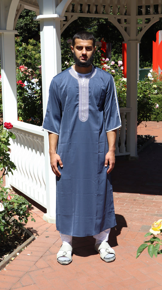 Navy Blue Moroccan Thobe with White Embroidery – Premium Men’s Jubba for Eid, Jumu’ah, Weddings & Islamic Occasions | Sizes M, L, XL, XXL